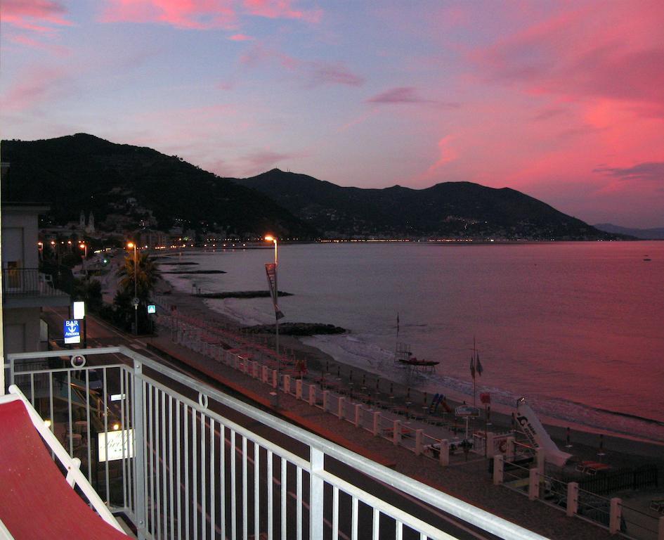 Hotel Bristol Laigueglia Rum bild