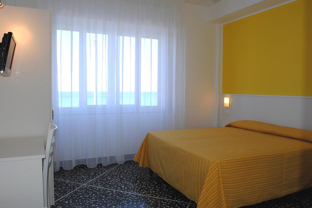 Hotel Bristol Laigueglia Rum bild