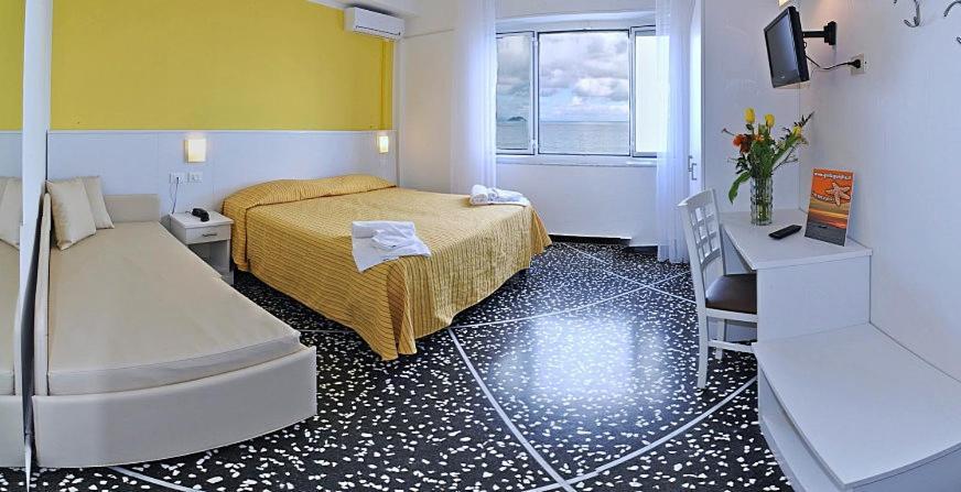 Hotel Bristol Laigueglia Exteriör bild